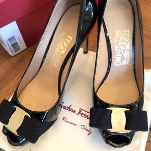 Salvatore Ferragamo Peep Toe Pump 9cm